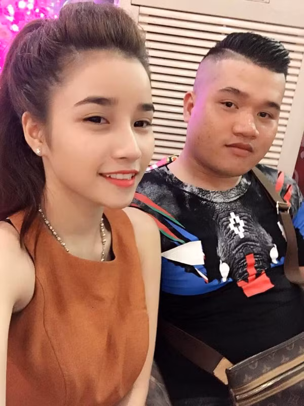 Anh chồng soái ca Sài thành, Anh Thắng vừa bất ngờ nổi tiếng trên mạng xã hội nhờ câu chuyện làm phòng ngủ Hello Kitty tặng vợ. Vì biết vợ mình từ nhỏ đã mê Hello Kitty nên anh chồng này đã bỏ ra cả tháng trời vất vả, tự tay mua đồ về trang trí phòng ngủ để làm vợ vui.