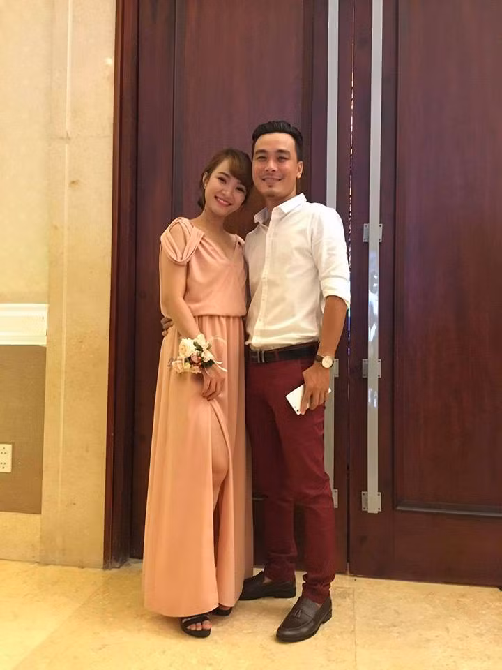 Màn mượn hoa cưới cầu hôn được diễn ra rất bất ngờ. Trong màn tung hoa của cô dâu (nhân vật chính trong đám cưới - PV), thay vì ném hoa để bạn bè cùng bắt cô lại bước đến đưa bó hoa này cho một chàng trai trẻ. Anh chàng này đã sử dụng chính bó hoa này để tiến tới tặng và cầu hôn người yêu của anh - người đang đứng ở phía xa. Khoảnh khắc bất ngờ, đầy cảm xúc này được những người bạn ghi lại và xung quanh vang những tiếng vỗ tay, hò reo khích lệ, cổ vũ. Cô dâu gật đầu đồng ý lời cầu hôn và hạnh phúc như vỡ òa sau đó.