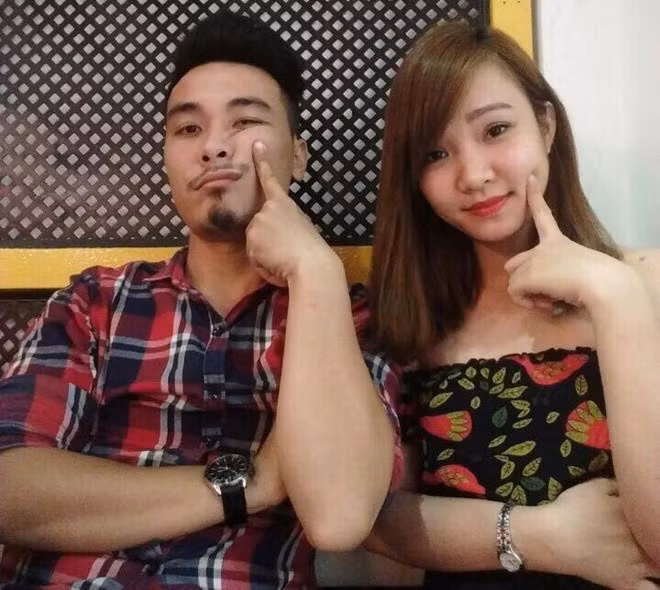 Danh tính của cặp đôi cầu hôn trong đám cưới bạn thân nhanh chóng được dân mạng tìm ra. Theo tìm hiểu, chàng "soái ca" có màn cầu hôn bất ngờ tên thật là Lê Đăng Lực, sinh năm 1990, còn bạn gái xinh đẹp của anh là Bùi Nguyễn Trâm Anh, sinh năm 1992. Cả hai đang sinh sống và làm việc tại TP HCM và đã yêu, gắn bó với nhau được trên 3 năm.