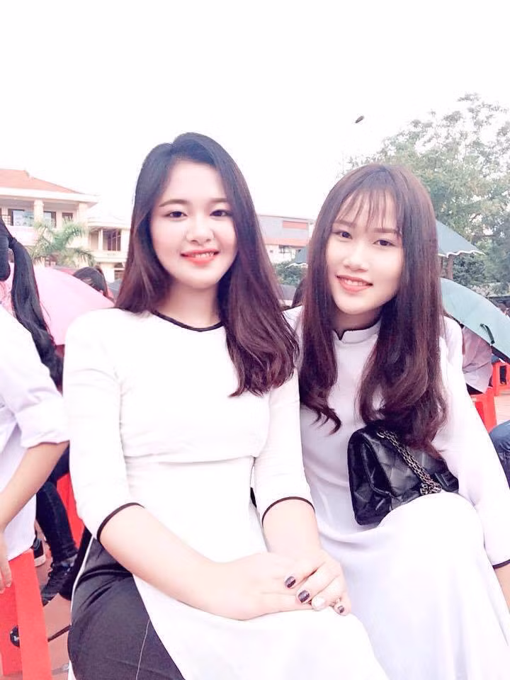 Sự e ấp, ngại ngùng không dấu được niềm vui trong ánh mắt của các em nữ sinh khi được gặp lại bạn bè, thấy cô sau bao ngày xa cách.