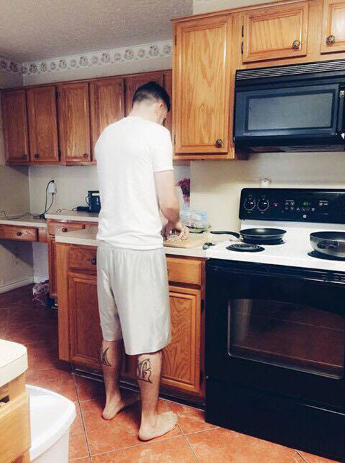 Anh chồng Tây đảm đang xuống bếp rửa bát, lau dọn nhà cửa như một bà nội trợ thực thụ. Và có lẽ một điều mà giống như đàn ông Tây vẫn thường làm, Mike rất tích cực nói lời yêu vợ, bất luận lúc nào anh chồng này cũng luôn tận dụng cơ hội để thể hiện tình cảm của mình cho vợ biết. Nếu như đàn ông Việt khi kết hôn kiệm lời nói yêu thương vợ thì đàn ông Tây lại lãng mạn và ngọt ngào trong lời nói. Đây chính là liều thuốc tinh thần vô cùng hiệu quả giúp nữ DJ trẻ vượt qua những ngày ốm nghén mệt mỏi.