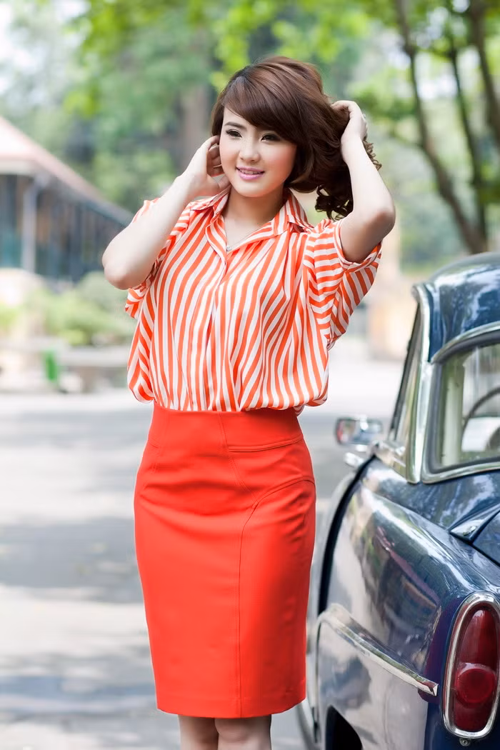 Ngoài chăm chỉ tham gia các hoạt động của trường, Khánh Chi còn từng có một vài hoạt động nhỏ trong làng giải trí Việt khi cô đảm nhận một vài vai diễn nhỏ trong các bộ phim truyền hình.