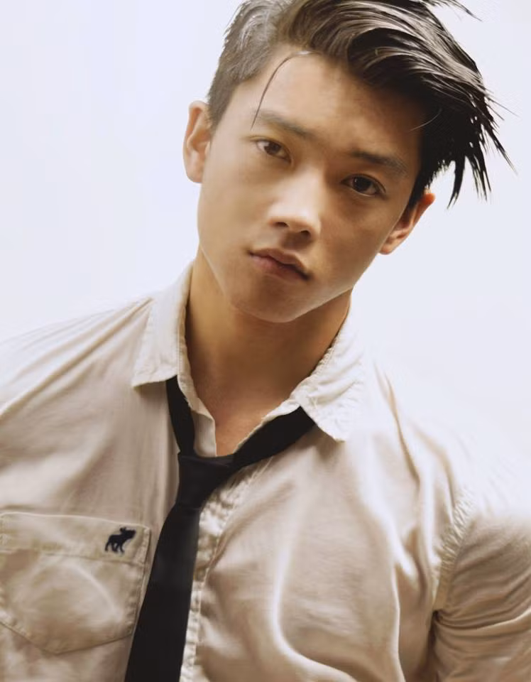 Hiện được xếp vào bộ phận chống tội phạm tài chính và tham nhũng của công ty BlackRock, Chris Khoa coi đây là một công việc rất ý nghĩa và trên hết là phù hợp với cậu. Song song với công việc này, từ trước đến nay, Chris Khoa với thế mạnh tuyệt đối về ngoại hình, khuôn mặt dễ khiến bất cứ cô gái nào cũng có thể "ngất lịm" ngay từ cái nhìn đầu tiên, hiện vẫn đang duy trì công việc của một người mẫu.