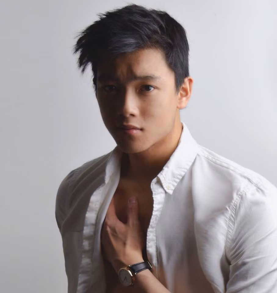 Giới trẻ Việt, những bạn trẻ yêu thích con đường học vấn, lập nghiệp ở nước ngoài chắc đã khá quen với cái tên Chris Khoa, một du học sinh, một soái ca gốc Việt vừa đẹp trai, vừa rất tài giỏi và nổi tiếng. Sinh năm 1994, từ khoảng gần 1 năm trước, Chris Khoa đã biến mình thành một nhân vật nổi tiếng với thành tích học tập siêu khủng, cùng với thành công trong việc ứng tuyển vào một loạt các công ty mà danh tiếng, tầm ảnh hưởng của họ đã lan rộng ra khắp thế giới.