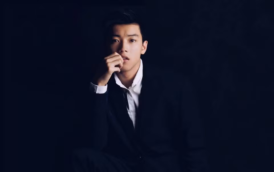 Mỗi công ty vừa kể trên khi tuyển dụng đều có đến 5-7 vòng phỏng vấn chưa kể đến những vòng kiểm tra năng lực làm việc thực tế... nên chỉ chừng đó cũng đủ hiểu Chris Khoa đã phải cố gắng, nỗ lực và từng chịu đựng nhiều áp lực nặng nề đến mức độ nào. Khoa tự nhận thuyết trình là khả năng nổi trội và là thế mạnh nổi bật nhất của cậu nhờ từng được rèn luyện nói trước đám đông rất nhiều và cũng đã quen trả lời phỏng vấn. Kỹ năng này thực sự đã giúp Khoa tự nâng tầm bản thân mình và gây ấn tượng, ghi điểm với các nhà tuyển dụng khó tính.