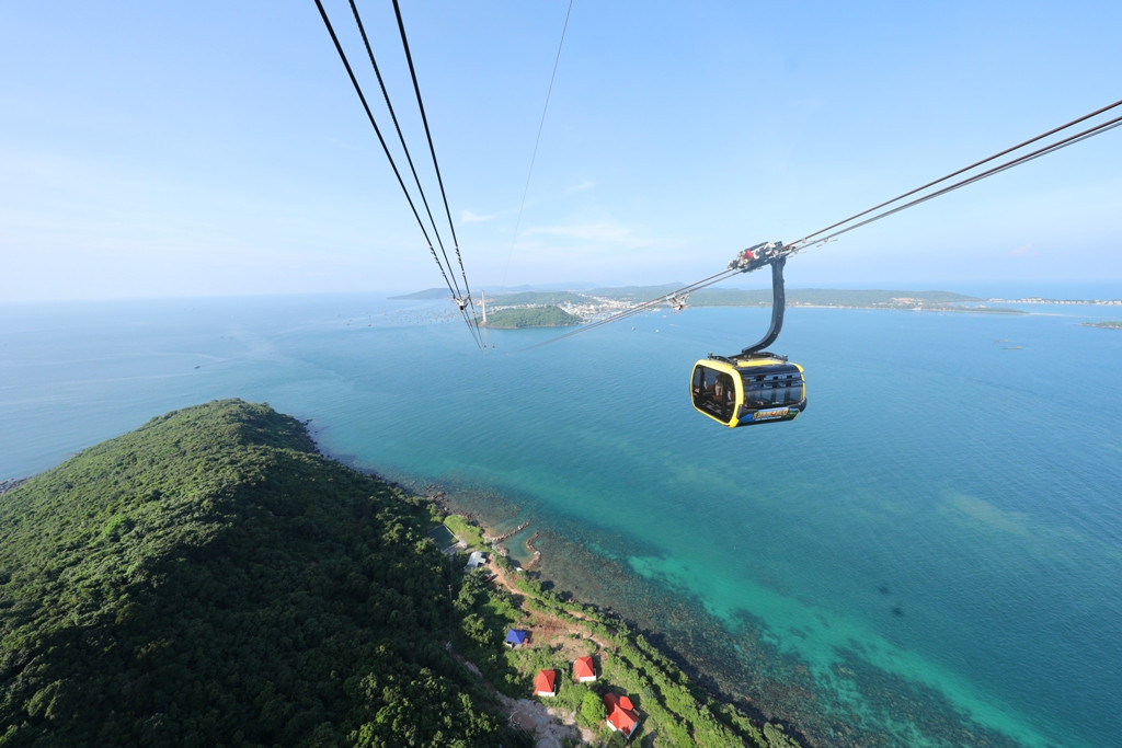 Chao he day hung khoi voi nhung vu dieu Hawaii soi dong tai Hon Thom