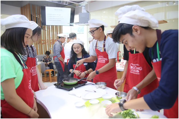 115 nha lanh dao tre chau A trai nghiem am thuc Viet tai Ajinomoto Cooking Studio-Hinh-2
