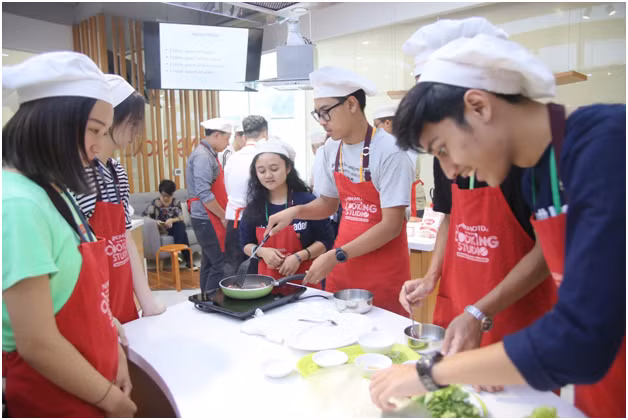 115 nha lanh dao tre chau A trai nghiem am thuc Viet tai Ajinomoto Cooking Studio-Hinh-2