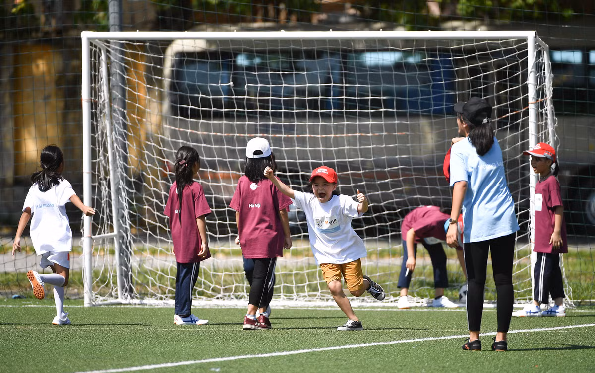 SHB va Manchester City nuoi duong uoc mo cho cac em nho lang SOS VN-Hinh-2