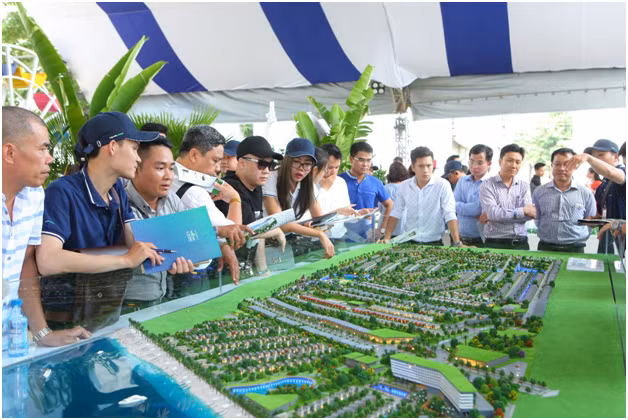 Chat cung khach tham quan trong ngay dau tai Novaland Expo 2019-Hinh-3