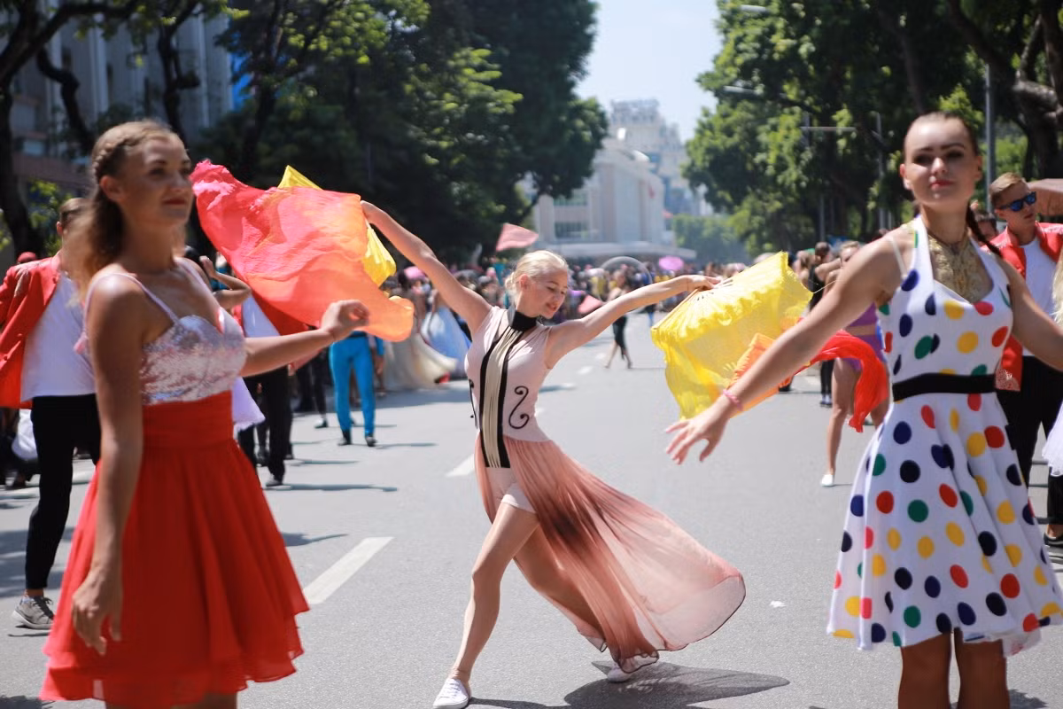 Ky niem sinh nhat Bac, Ha Noi to chuc Carnival duong pho quanh Ho Guom-Hinh-2
