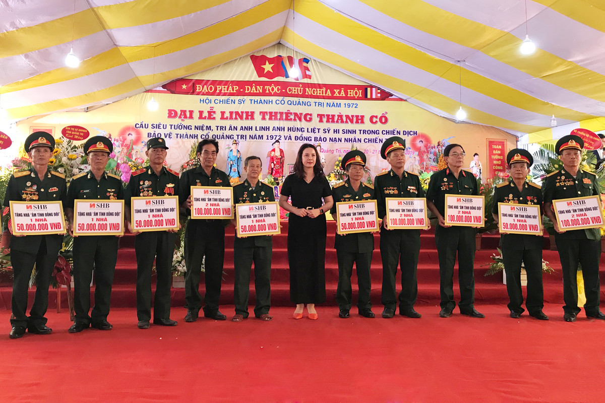 SHB trao tang 20 can nha tinh nghia cho cac gia dinh co cong