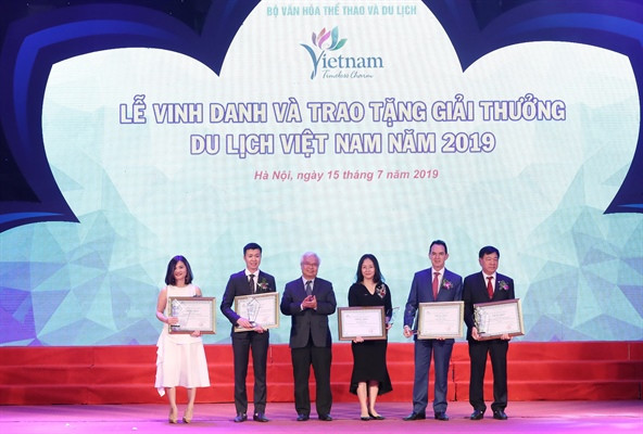 Tap doan FLC gianh “cu dup” Giai thuong Du lich Viet Nam 2019