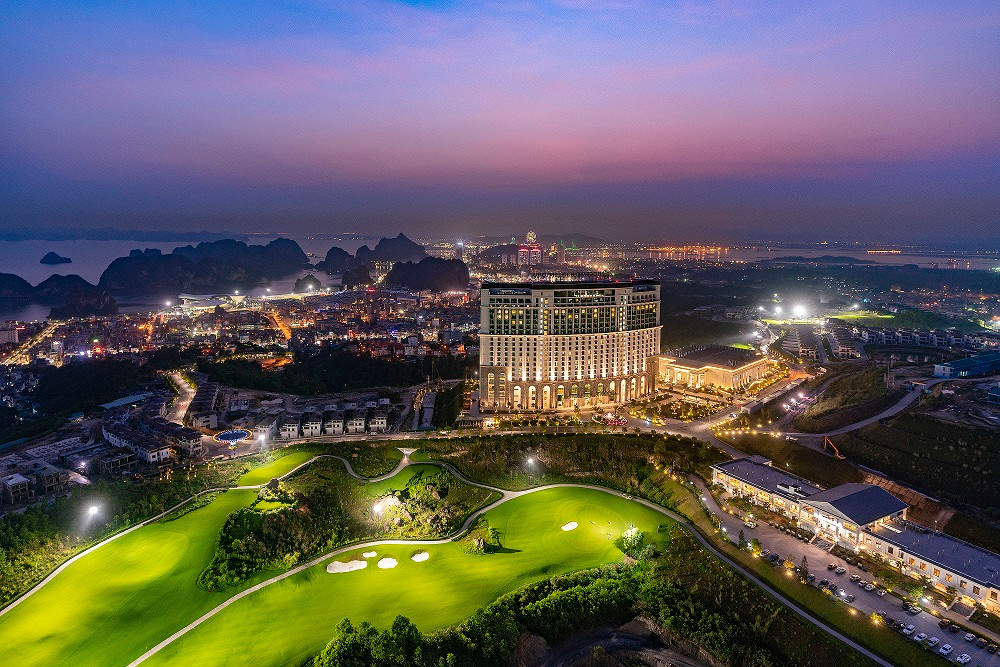 Tap doan FLC gianh “cu dup” Giai thuong Du lich Viet Nam 2019-Hinh-2