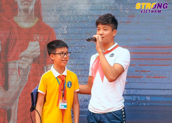 Dinh Trong, Quang Hai chao co dau tuan voi truong Nguyen Truong To-Hinh-4