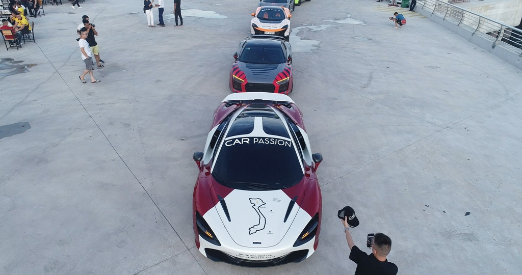 Đoàn siêu xe đậu dọc trên cầu tàu đã thu hút sự chú ý của đông đảo người đam mê siêu xe tại Quảng Ninh cũng như du khách. Không ít người tranh thủ chụp những bức hình kỉ niệm bên những chiếc siêu xe trị giá hàng chục tỉ đồng. 