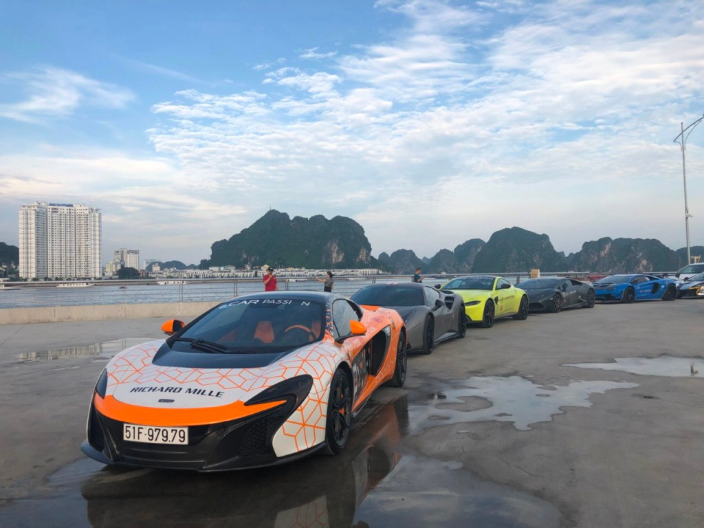 Siêu xe McLaren 650S Spider màu cam trắng cá tính trị giá khoảng 16 tỷ đồng. Cá biệt có “anh tài” Lamborghini Aventador S LP740-4 trị giá khoảng 36 tỷ đồng. 