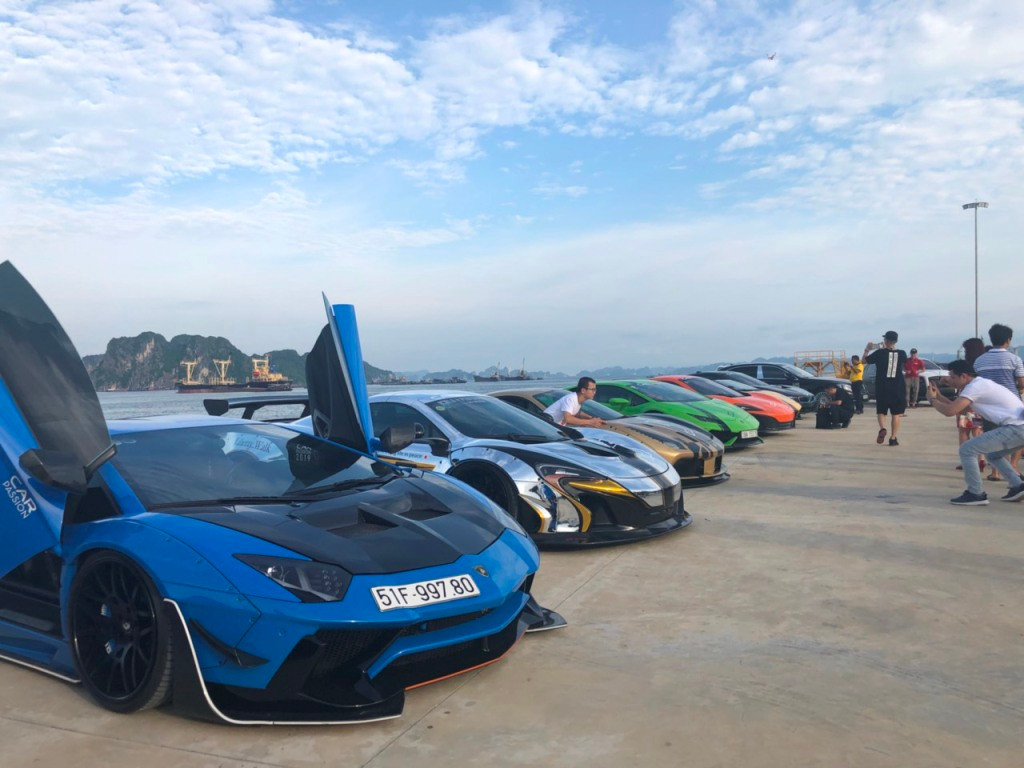 Đặc biệt, hình ảnh dàn xe trong mơ rực rỡ đủ sắc màu trên nền vịnh di sản tựa như hình ảnh trong một thước phim kinh điển. Hiếm có nơi nào tại Quảng Ninh sở hữu cầu tàu dài ấn tượng gần 1km vươn ra giữa biển, vô cùng lý tưởng để chiêm ngưỡng toàn cảnh vịnh di sản như Cảng tàu khách quốc tế Hạ Long. 