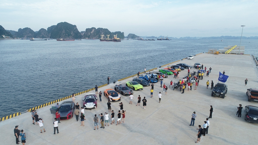 Có thể điểm danh những cái tên hot nhất trong làng xe thể thao bao gồm: 3 chiếc Lamborghini Aventador Roadster, Lamborghini Aventador Coupe độ Liberty Walk, 2 chiếc Lamborghini Huracan LP610-4, Lamborghini Murcielago Roadster, 3 chiếc McLaren 650S, McLaren 720S, Ferrari 488 độ Liberty Walk, Ferrari 488 độ SVR, Ferrari California T, BMW i8, Audi R8, Aston Martin DB11 V8, Aston Martin V8 Vantage và Ford Mustang GT. 