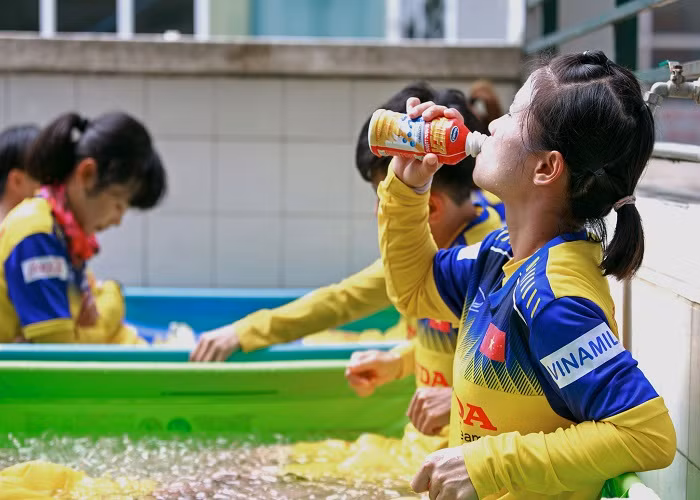 Vinamilk chuc mung DT bong da nu quoc gia vo dich Dong Nam A-Hinh-7