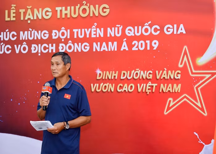 Vinamilk chuc mung DT bong da nu quoc gia vo dich Dong Nam A-Hinh-2
