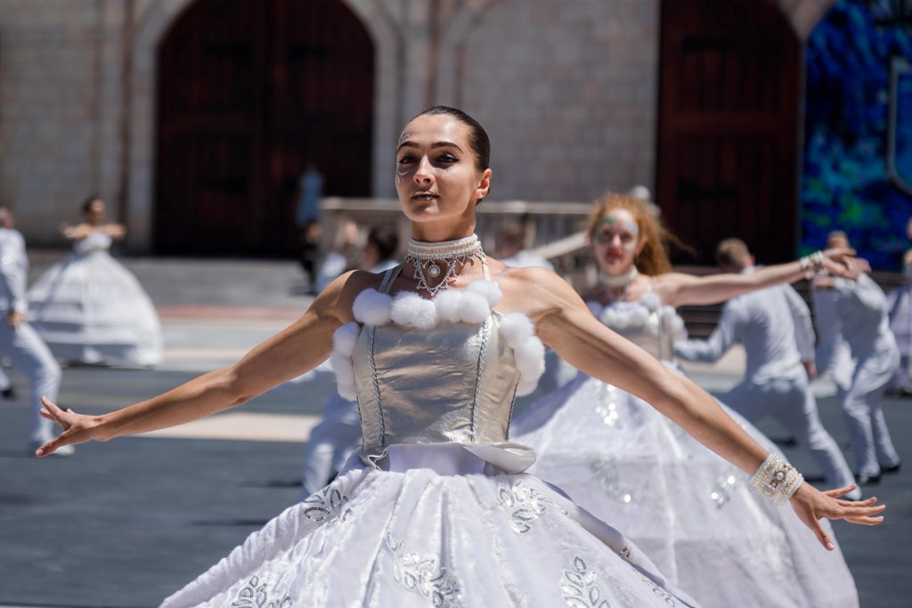 Ben trong show dien 100 ty dong Vu hoi anh duong tai Ba Na Hills-Hinh-2