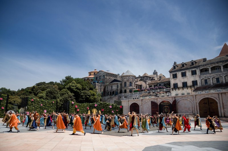Ben trong show dien 100 ty dong Vu hoi anh duong tai Ba Na Hills-Hinh-11