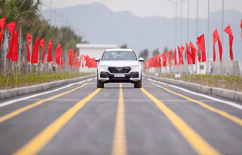 VinFast hoan thanh san xuat thu nghiem chiec xe Lux Suv dau tien-Hinh-4