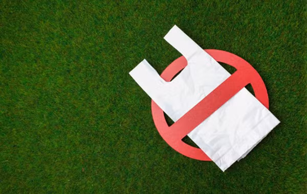 Doanh nghiep ban le chong rac thai nhua: Nhin tu the gioi den Viet Nam