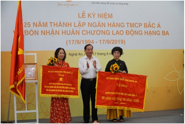 25 nam thanh lap: BAC A BANK nhan huan chuong lao dong hang ba-Hinh-2