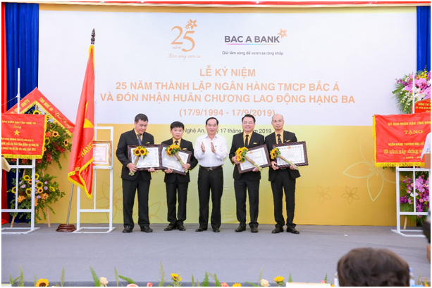 25 nam thanh lap: BAC A BANK nhan huan chuong lao dong hang ba-Hinh-4