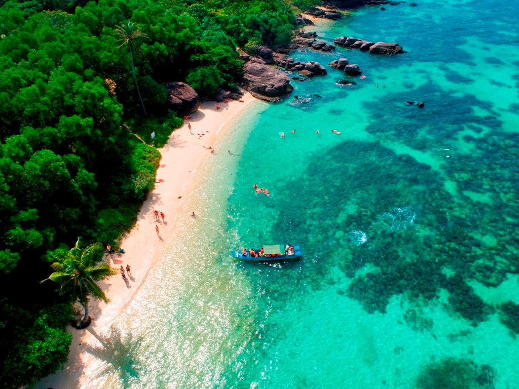 Den Hon Thom he nay, trai nghiem ca “bau troi thanh xuan”-Hinh-5