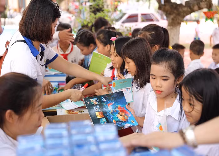 650 hoc sinh Tieu hoc Hop Thanh hao hung tham gia Ngay hoi doc sach