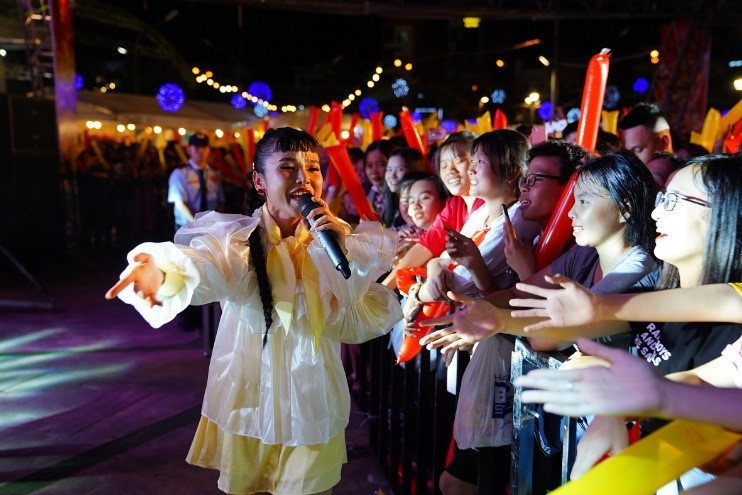 Choáng ngợp là cảm giác đầu tiên khi khán giả trải nghiệm không khí tại lễ hội. Cái nóng gần 40 độ C không hề làm mất đi vẻ tươi tắn của sức trẻ Đà Nẵng trước không gian ẩm thực cay nóng độc đáo cùng đêm nhạc nóng bỏng, hoành tráng bậc nhất hè 2019. Càng về đêm các bạn trẻ “quẩy” càng nhiệt với những bản nhạc EDM cực đỉnh của nữ DJ nóng bỏng Mie.