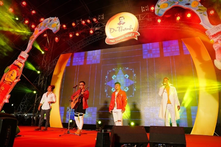 Cả sân khấu với hàng vạn khán giả trẻ như muốn vỡ tung và say ngây ngất khi cặp đôi nổi tiếng này trình diễn “bản hit trăm triệu view” Mượn Rượu Tỏ Tình. Không khí Lễ hội Phố Hàng Nóng đã được đẩy lên tới độ nóng cực đỉnh. Đặc biệt, ngay trên sân khấu Phố Hàng Nóng, Emily đã “vạch tội” anh chồng chuyên viết nhạc ‘thả thính’ rằng “Ở nhà Big Daddy chẳng bao giờ tỏ tình cả!” khiến anh chàng “cạn lời” trước hàng chục ngàn khán giả. Bữa tiệc âm nhạc được tiếp nối với hàng loạt những ca khúc nổi tiếng trong và ngoài nước được thể hiện bởi bốn chàng trai vô cùng tài năng từ nhóm F-band: Bùa Yêu, Một Đêm Say, Liên khúc Despacito - Hongkong 1 - Chúng Ta Không Thuộc Về Nhau, The Cup Of Life - Vũ Điệu Hoang Dã, Havana…