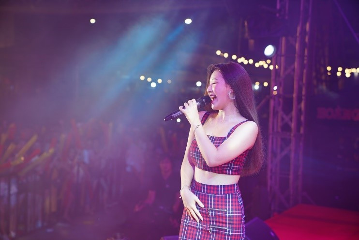 Tiếp đến, cô công chúa nhà ST.319 lại tiếp tục “đốn tim” khán giả khi thể hiện hit mới Đen Đá Không Đường và đặc biệt khiến cả sân khấu quay cuồng theo giai điệu dễ thương của ca khúc làm nên tên tuổi của AMEE, Anh Nhà Ở Đâu Thế.