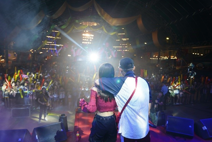 Bất ngờ hơn, vừa tình tứ “cưa cẩm” “Tân binh 10X” AMEE trong tiết mục song ca, Kay Trần đã quay sang công khai thể hiện nhớ nhung “hot girl” Thảo Phạm với ca khúc đã từng đem 2 người “đến gần nhau hơn” Phía Sau Em. 