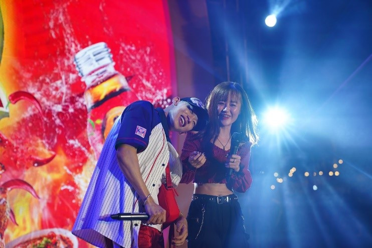 AMEE đã chinh phục hoàn toàn khán giả Đà Nẵng với ngoại hình tươi tắn, quyến rũ đặc biệt giọng hát dễ thương và truyền cảm của cô nàng đã làm “ngây ngất” biết bao chàng trai thành phố đáng sống bậc nhất Việt Nam này.