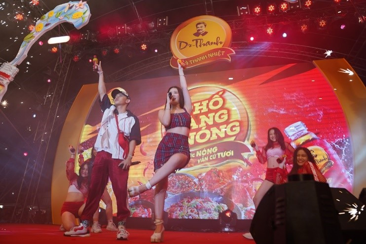 Ngay khi giờ G điểm, khán giả đã nhận bất ngờ đầu tiên khi người khai màn cho đêm nhạc nóng nhất mùa hè là cặp đôi hot bậc nhất làng giải trí, liên tục “phá đảo” các bảng xếp hạng âm nhạc gần đây AMEE và Kay Trần với “bản hit triệu view” cùng tên.