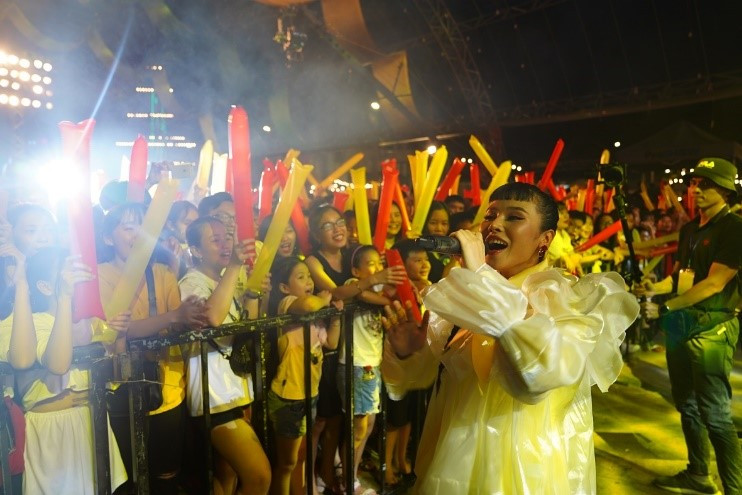 Kay Trần liên tục có những hành động, cử chỉ quan tâm Thảo Phạm khiến khán giả hò reo thích thú. Đáp lại, hot girl Thảo Phạm đã có màn kết hợp đầy tình tứ và tươi tắn cùng “người cũ” trên sân khấu Phố Hàng Nóng.