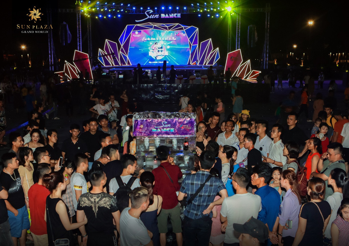 Thu hút hút rất đông du khách là Ice Zone - thử thách thú vị dùng thìa “công phá” tảng băng để lấy đồ uống miễn phí cho mình. 