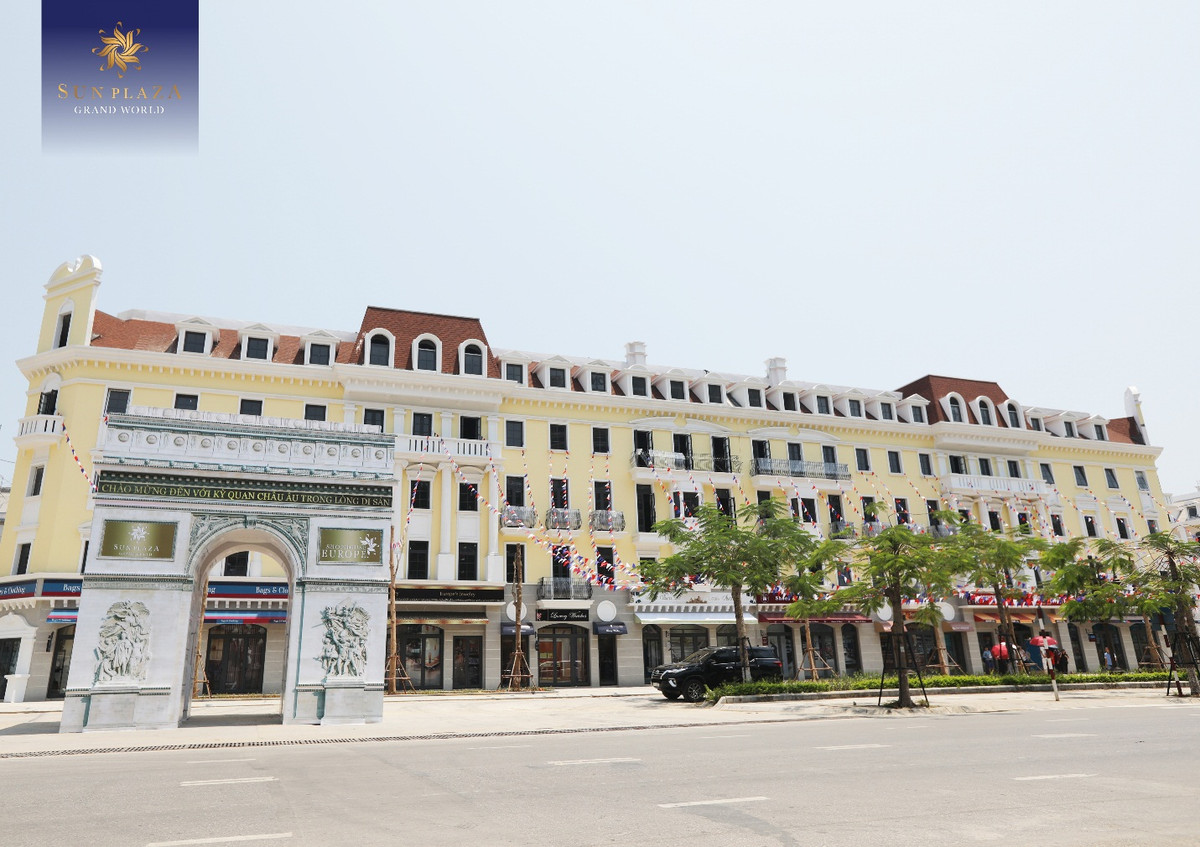 Trong đó, đáng chú ý có Sun Plaza Grand World - Shophouse Europe với tiểu khu Élyseé - “Kinh đô thời trang” đang được giới bất động sản “săn lùng”. Với suất đầu tư từ 3,4 tỷ đồng vốn ban đầu, khách hàng có thể sở hữu 1 căn shophouse kiến trúc châu u và gói hỗ trợ 450 triệu đồng hoàn thiện nội thất.
