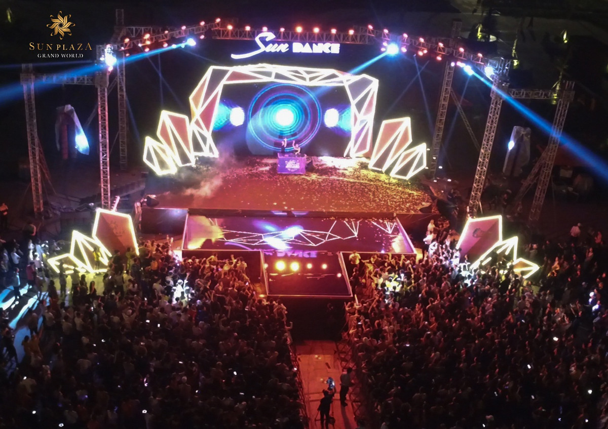 Sun Dance Festival là lễ hội lớn nằm trong chuỗi sự kiện thường niên do Sun Group tổ chức. Chuỗi sự kiện nhằm hỗ trợ chủ nhân và khách thuê các căn shophouse, boutique shophouse thuộc quần thể du lịch, giải trí, nghỉ dưỡng của Tập đoàn này tại Hạ Long thu hút thêm khách hàng cho hoạt động kinh doanh. 