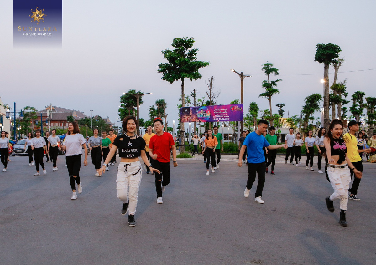 Quy tụ hơn 100 dancers trong các tiết mục nhảy flashmob quanh khu vực Sun World Halong Complex và Sun Plaza Grand World. 