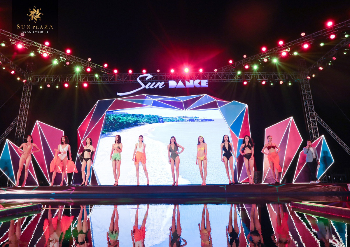 Đêm Sun Dance mở màn với bikini show “sun on the Sea”. Tiết mục thu hút vạn ánh nhìn dõi theo bước chân của những người đẹp nóng bỏng. 