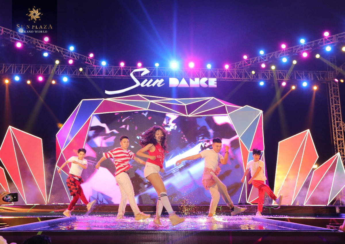 Các nhóm nhảy với đa dạng phong cách và tạo hình cực chất. 