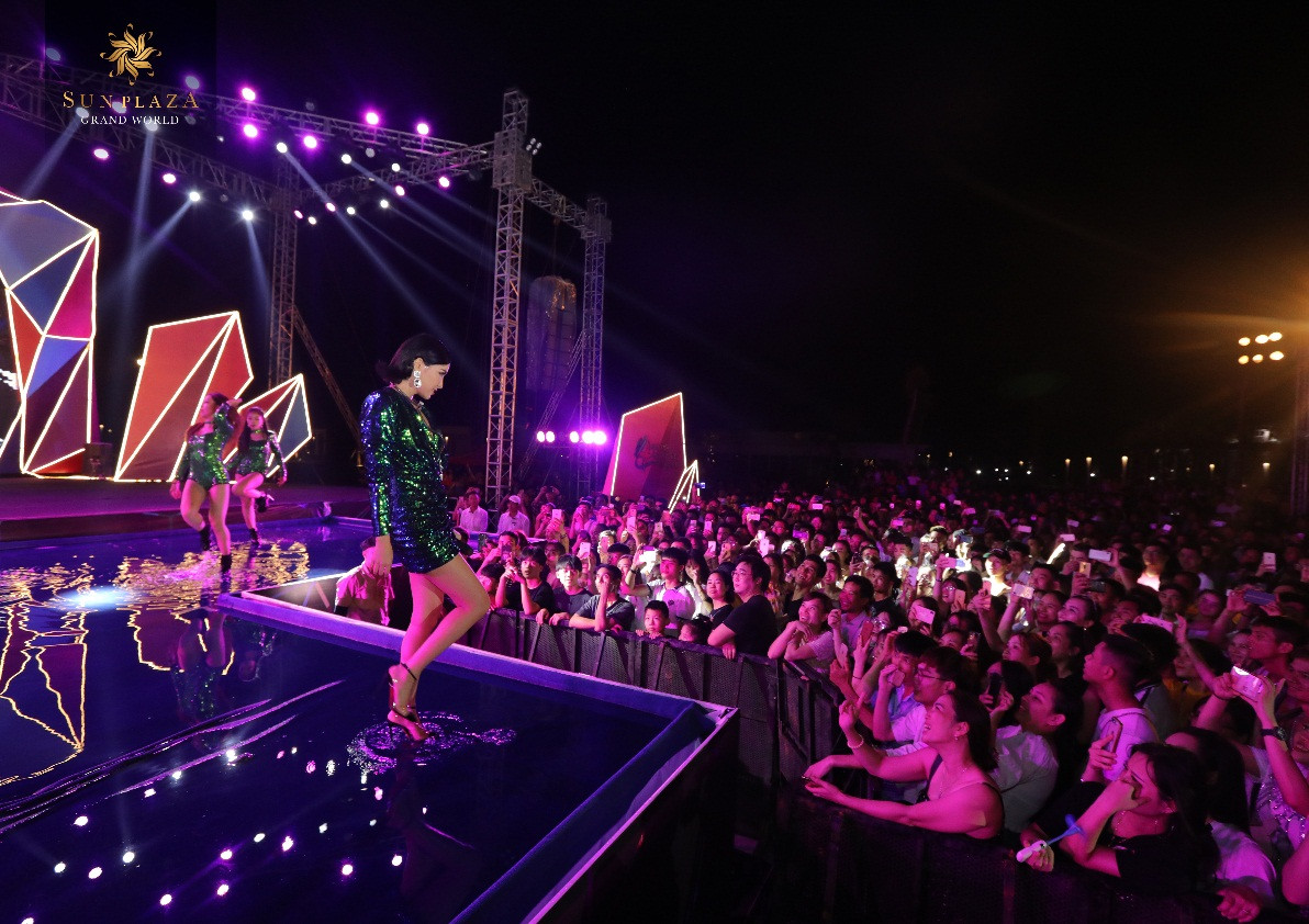 Nữ ca sĩ bỏ “Bùa Yêu” cho du khách và khán giả Hạ Long 