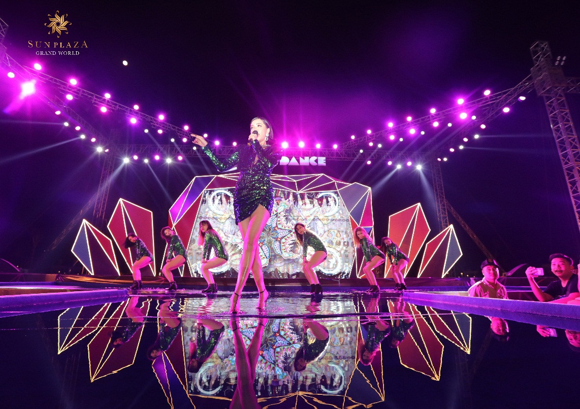 Bích Phương xuất hiện “sexy” và đẳng cấp, trình diễn các ca khúc hit quen thuộc. 