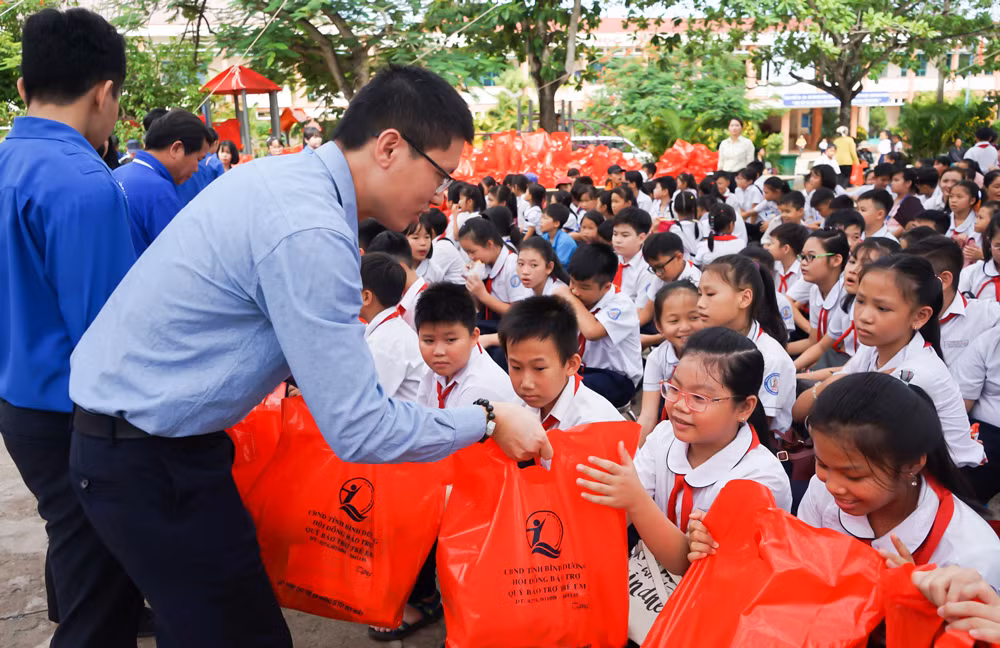 Tan Hiep Phat mang niem vui den hang tram tre em Ngay quoc te thieu nhi-Hinh-3