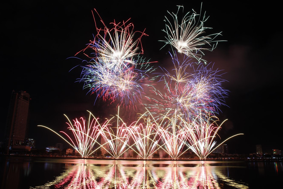 Thang 6, Da Nang tung bung voi phao hoa va nhieu hoat dong hap dan